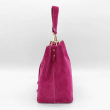 Cargar imagen en el visor de la galería, Bolso bombonera de ante color fucsia lateral