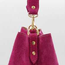 Cargar imagen en el visor de la galería, Bolso bombonera de ante color fucsia detalle