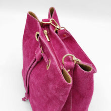 Cargar imagen en el visor de la galería, Bolso bombonera de ante color fucsia detalle cierre