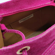 Cargar imagen en el visor de la galería, Bolso bombonera de ante color fucsia interior