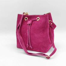 Cargar imagen en el visor de la galería, Bolso bombonera de ante color fucsia con correa larga