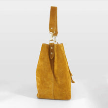 Cargar imagen en el visor de la galería, Bolso bombonera de ante color mostaza lateral