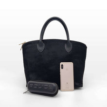 Cargar imagen en el visor de la galería, Bolso tote de piel de potro color negro , con contenido,de LaNievina