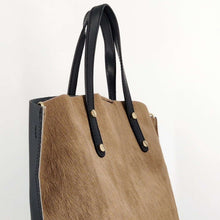 Cargar imagen en el visor de la galerÃa, Bolso maxi shopper de piel de potro semirrÃgida, color beige,detalle asas, de LaNievina