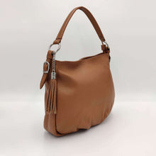 Cargar imagen en el visor de la galería, Bolso hobo en piel vacuno color camel, ladeado, de LaNievina