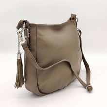 Cargar imagen en el visor de la galería, Bolso hobo en piel vacuno color topo con correa,, de LaNievina