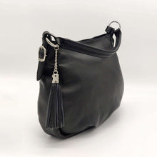 Cargar imagen en el visor de la galería, Bolso hobo en piel vacuno color negro ladeado, de LaNievina