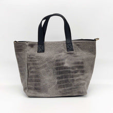 Cargar imagen en el visor de la galería, Bolso de mano en piel efecto cocodrilo color gris en LaNievina
