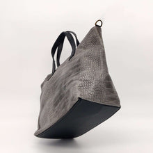 Cargar imagen en el visor de la galería, Bolso de mano en piel efecto cocodrilo color gris fondo en LaNievina