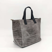 Cargar imagen en el visor de la galería, Bolso de mano en piel efecto cocodrilo color gris ladeado en LaNievina