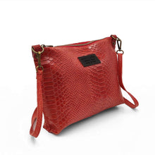 Cargar imagen en el visor de la galería, Bolso bandolera en piel vacuno, efecto escamas Cuadro pequeño de piel negra cosido como adorno en un de los frontales. Correa de 110 cm. ajustable, en piel del mismo color, con anillas y ganchos en latón envejecido. Interior forrado en tela color negro, con bolsillo cerrado con cremallera. De LaNievina. Color rojo mate.