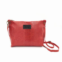 Cargar imagen en el visor de la galería, Bolso bandolera en piel vacuno, efecto escamas Cuadro pequeño de piel negra cosido como adorno en un de los frontales. Correa de 110 cm. ajustable, en piel del mismo color, con anillas y ganchos en latón envejecido. Interior forrado en tela color negro, con bolsillo cerrado con cremallera. De LaNievina. Color rojo mate, vista frontal