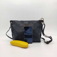 Cargar imagen en el visor de la galería, Bolso bandolera de mujer, piel vacuno, efecto escamas, de tamaño mediano, cierra con cremallera, de LaNievina. Color negro mate, con contenido para ver tamaño
