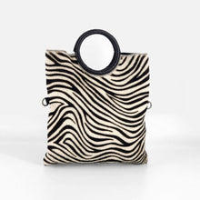Cargar imagen en el visor de la galería, Bolso de mano con asa de aro, diseño cebra