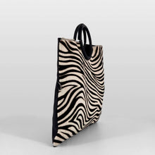 Cargar imagen en el visor de la galería, Bolso de mano con asa de aro, diseño cebra