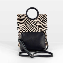 Cargar imagen en el visor de la galería, Bolso de mano con asa de aro, diseño cebra