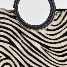 Cargar imagen en el visor de la galería, Bolso de mano con asa de aro, diseño cebra