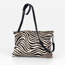 Cargar imagen en el visor de la galería, Bolso de mano con asa de aro, diseño cebra