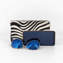 Cargar imagen en el visor de la galería, Bolso mini de piel vacuno con solapa de pelo animal print cebra con contenid, en LaNIevina