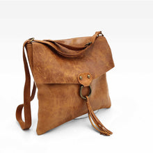 Cargar imagen en el visor de la galerÃa, Bolso bandolera tipo sobre de piel con anilla