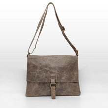 Cargar imagen en el visor de la galerÃa, Bolso bandolera tipo sobre de piel con anilla