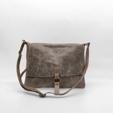 Cargar imagen en el visor de la galerÃa, Bolso bandolera tipo sobre de piel con anilla