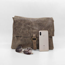 Cargar imagen en el visor de la galerÃa, Bolso bandolera tipo sobre de piel con anilla