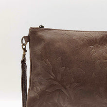 Cargar imagen en el visor de la galería, Bolso bandolera de piel grabada