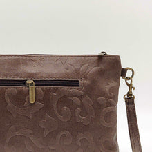 Cargar imagen en el visor de la galería, Bolso bandolera de piel grabada