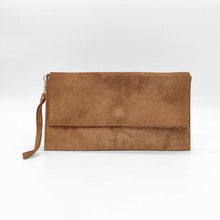 Cargar imagen en el visor de la galería, Bolso clutch de ante con solapa color camel, de LaNievinaBolso clutch o Cartera de mano de ante. Cierra con cremallera y solapa con clip imantado. Correa de mano extraíble y correa adicional para llevar como bandolera. Color camel. Frontal