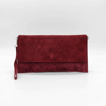 Cargar imagen en el visor de la galería, Bolso clutch o Cartera de mano de ante. Cierra con cremallera y solapa con clip imantado. Correa de mano extraíble y correa adicional para llevar como bandolera. Color granate, burdeos, vino. Frontal