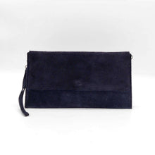 Cargar imagen en el visor de la galería, Bolso clutch de ante con solapa color azul, de LaNievinaBolso clutch o Cartera de mano de ante. Cierra con cremallera y solapa con clip imantado. Correa de mano extraíble y correa adicional para llevar como bandolera. Color azul marino. Frontal