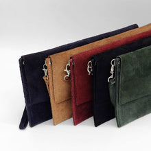 Cargar imagen en el visor de la galería, Bolso clutch o Cartera de mano de ante. Cierra con cremallera y solapa con clip imantado. Correa de mano extraíble y correa adicional para llevar como bandolera. Gama de colores