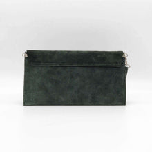 Cargar imagen en el visor de la galería, Bolso clutch o Cartera de mano de ante. Cierra con cremallera y solapa con clip imantado. Correa de mano extraíble y correa adicional para llevar como bandolera. Color verde botella. Trasera