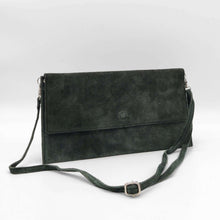 Cargar imagen en el visor de la galería, Bolso clutch o Cartera de mano de ante. Cierra con cremallera y solapa con clip imantado. Correa de mano extraíble y correa adicional para llevar como bandolera. Color verde botella