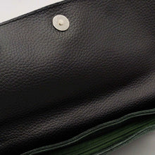 Cargar imagen en el visor de la galería, Bolso clutch o Cartera de mano de ante. Cierra con cremallera y solapa con clip imantado. Correa de mano extraíble y correa adicional para llevar como bandolera. Color verde botella. Detalle interior
