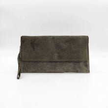 Cargar imagen en el visor de la galería, Bolso clutch de ante con solapa color verde oliva, de LaNievinaBolso clutch o Cartera de mano de ante. Cierra con cremallera y solapa con clip imantado. Correa de mano extraíble y correa adicional para llevar como bandolera. Color verde. Frontal