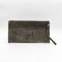 Cargar imagen en el visor de la galería, Bolso clutch o Cartera de mano de ante. Cierra con cremallera y solapa con clip imantado. Correa de mano extraíble y correa adicional para llevar como bandolera. Color verde. Trasera