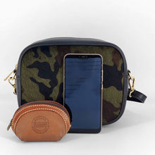 Cargar imagen en el visor de la galerĆa, Bolso bandolera rectangular, de tamaƱo mediano pequeƱo, piel de potro caqui camuflaje frontal, trasera de piel con cremallera de LaNievina. Foto con contenido como referencia de tamaƱo