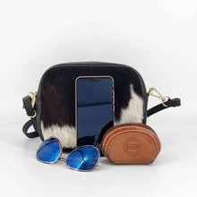 Cargar imagen en el visor de la galerĆa, Bolso bandolera rectangular, de tamaƱo mediano pequeƱo, piel de potro frontal, trasera de piel negra con bolsillo con cremallera, de LaNievina. Foto con contenido como referencia de tamaƱo