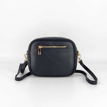 Cargar imagen en el visor de la galerĆa, Bolso bandolera rectangular, de tamaƱo mediano pequeƱo, piel de potro frontal, trasera de piel negra con bolsillo con cremallera, de LaNievina. Foto de la trasera