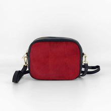 Cargar imagen en el visor de la galerĆa, Bolso bandolera rectangular, de tamaƱo mediano pequeƱo, piel de potro color rojo en el frontal, trasera de piel negra con bolsillo con cremallera, de LaNievina.Foto frontal