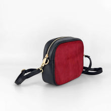 Cargar imagen en el visor de la galerĆa, Bolso bandolera rectangular, de tamaƱo mediano pequeƱo, piel de potro color rojo en el frontal, trasera de piel negra con bolsillo con cremallera, de LaNievina.