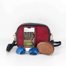 Cargar imagen en el visor de la galerĆa, Bolso bandolera rectangular, de tamaƱo mediano pequeƱo, piel de potro color rojo en el frontal, trasera de piel negra con bolsillo con cremallera, de LaNievina. Foto con contenido como referencia de tamaƱ