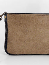 Cargar imagen en el visor de la galerÃa, Bolso bandolera pequeña pelo potro con cremallera canel, detalle