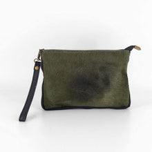 Cargar imagen en el visor de la galerÃa, Bolso bandolera pequeña pelo potro con cremallera verde