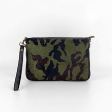 Cargar imagen en el visor de la galerÃa, Bolso bandolera pequeña pelo potro con cremallera camuflaje verde