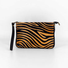 Cargar imagen en el visor de la galerÃa, Bolso bandolera pequeña pelo potro con cremallera cebra naranja