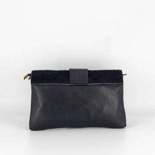 Cargar imagen en el visor de la galerÃa, Bolso flap pequeño de piel con solapa de pelo negro dorso