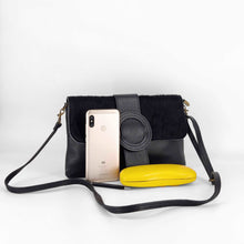 Cargar imagen en el visor de la galerÃa, Bolso flap pequeño de piel con solapa de pelo con contenido